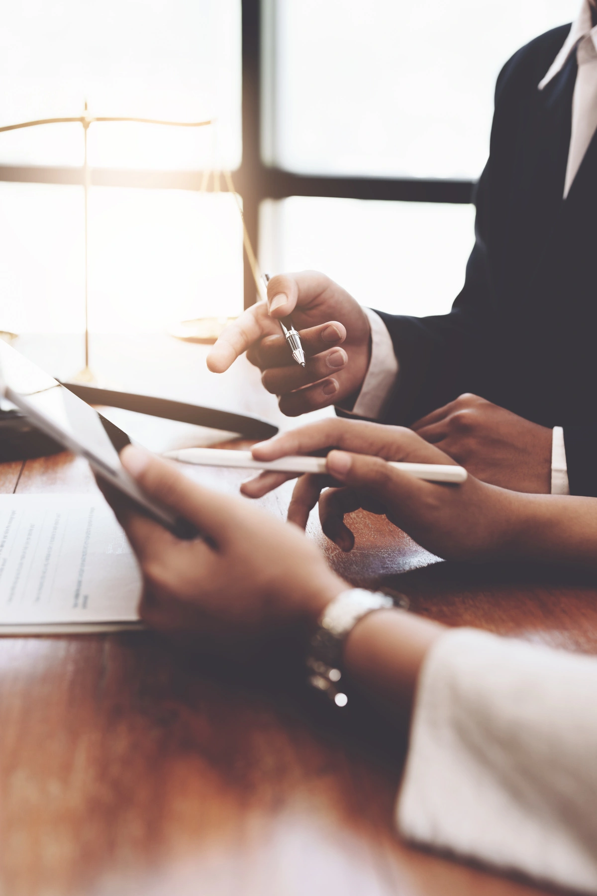 Réunion entre avocat et client avec documents sur le droit de l'urbanisme, représentant une consultation juridique sur les enjeux de construction et de planification urbaine.
